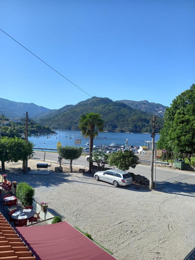 Sobreiro Apartamentos Rio Caldo Bagian luar foto