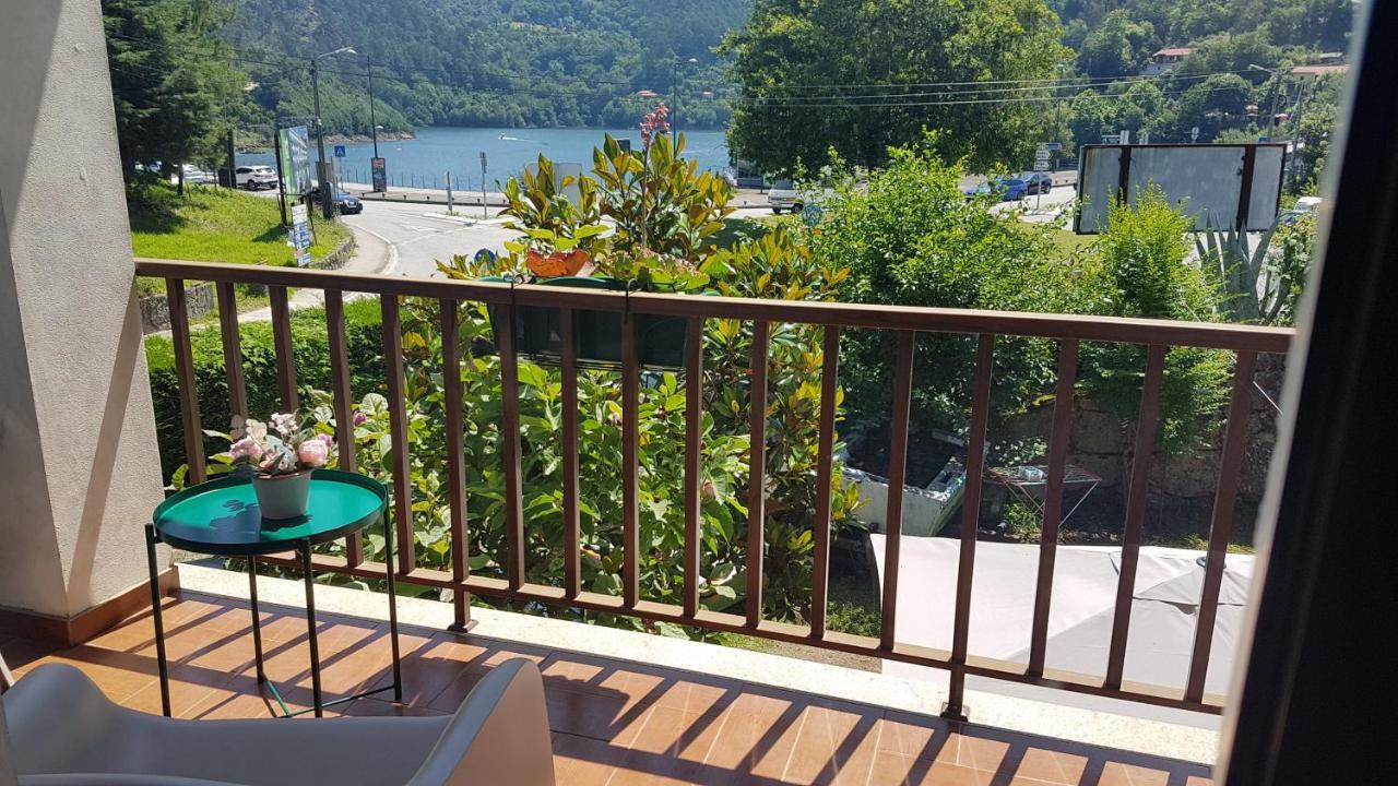 Sobreiro Apartamentos Rio Caldo Bagian luar foto
